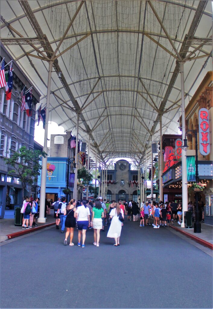 WARNER BRO'S. MOVIE WORLD ON AUSTRALIA'S GOLD COAST